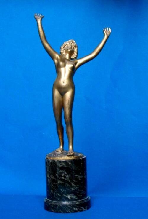 Frauenfigur in Metall